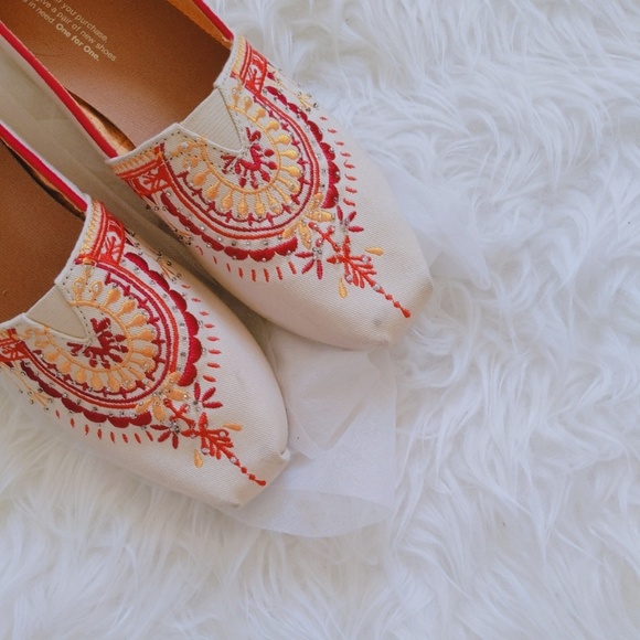 Toms Shoes - EUC TOMS Natural Canvas Beaded Embroidery Slides